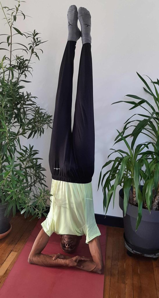 Posture du Poirier, équilibre sur la tête avec les bras croisés