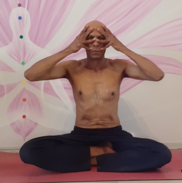 Fermez les oreilles avec les pouces