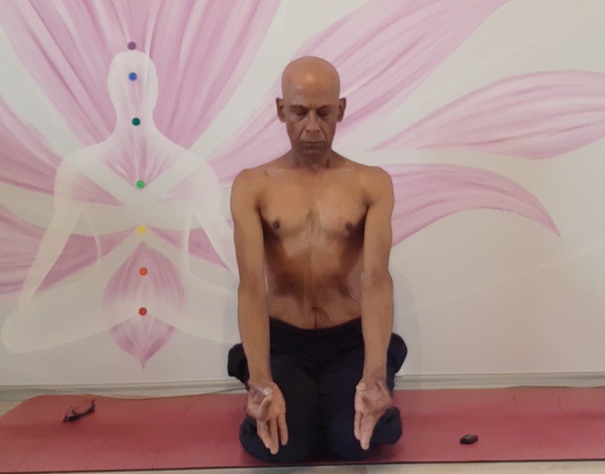 La posture du héro avec mudra