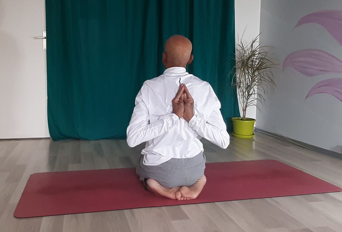 La posture virasana en namaste inversé